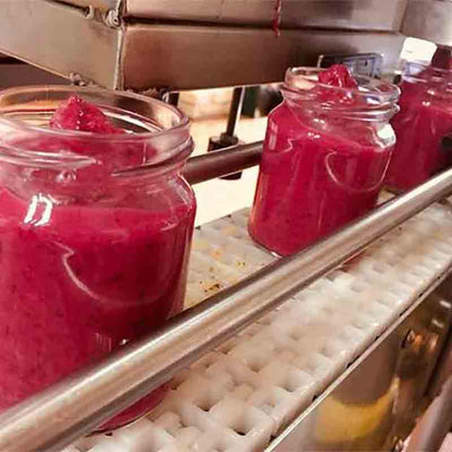 Gläser mit roter Paste befüllt.