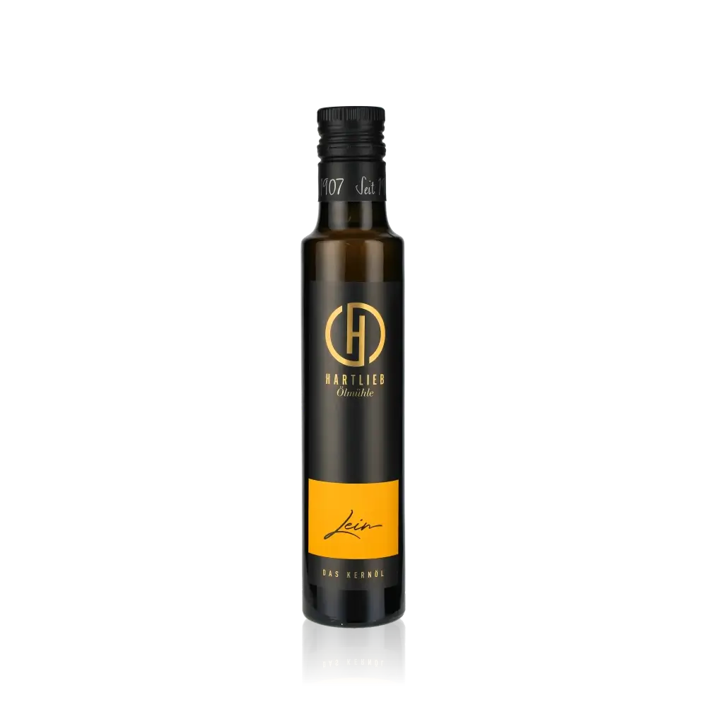 Hartlieb Leinöl Flasche vor schwarzem Hintergrund.