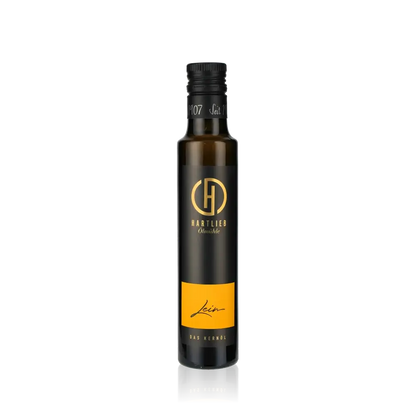 Hartlieb Leinöl Flasche vor schwarzem Hintergrund.