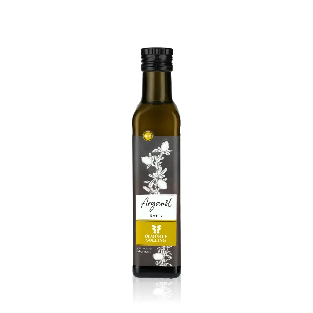 Ölmühle Solling Arganöl nativ bio Flasche vor schwarzem Hintergrund.