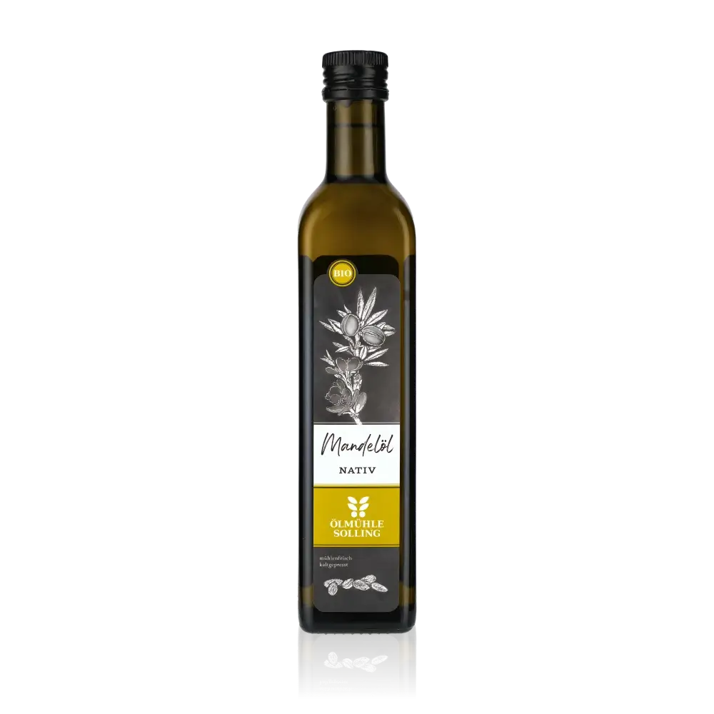 Ölmühle Solling Mandelöl Flasche vor schwarzem Hintergrund.