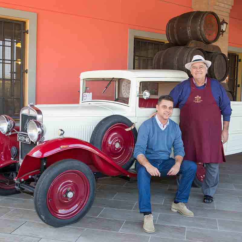 Eigentümer der Manufaktur sitzt vor der Acetaia Leonardi