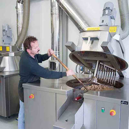 Rohstoffbrei wird in einer Schneckenpresse zur Gewinnung hochwertiger Öle verarbeitet.