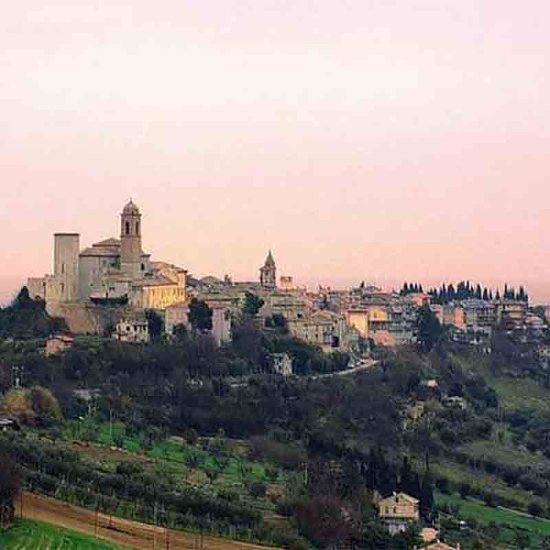 Hügelstadt bei Sonnenuntergang.