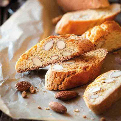 Cantuccini mit Mandeln auf Papier.
