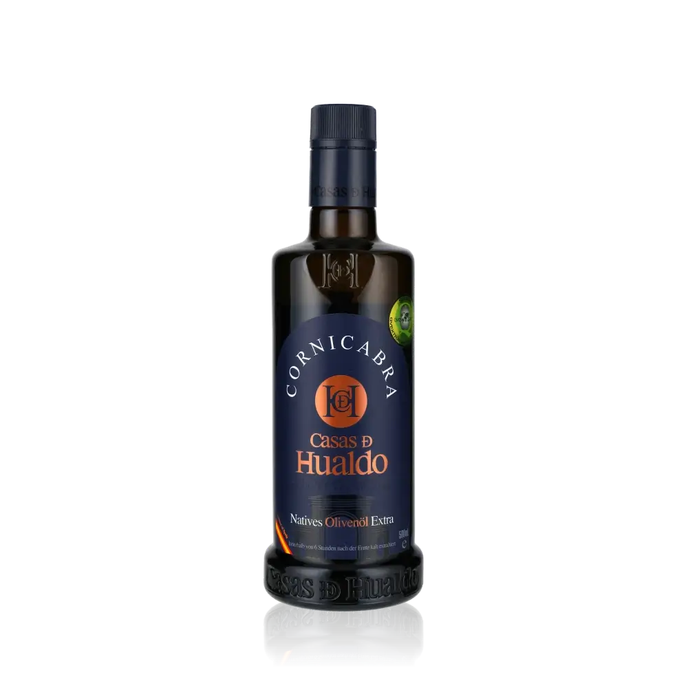 Flasche Casas de Hualdo Cornicabra Olivenöl auf schwarzem Hintergrund.