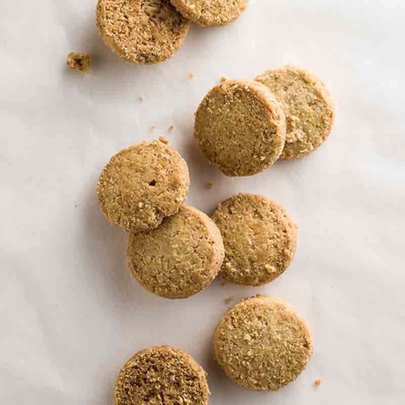 Kekse auf weißem Hintergrund, teilweise zerbrochen.