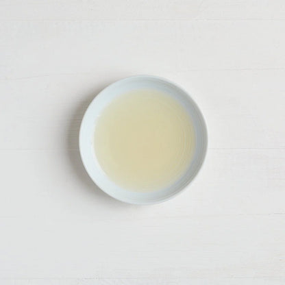 Schale mit hellem Essig.