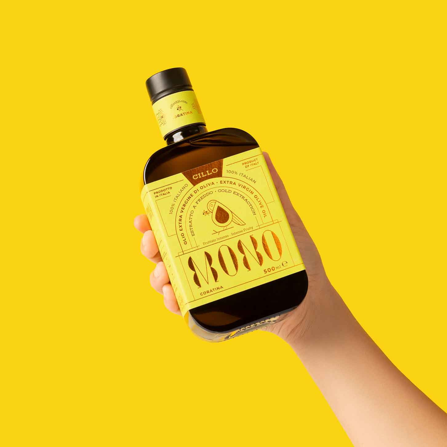 Coratinaöl mit in die Höhe gehalten