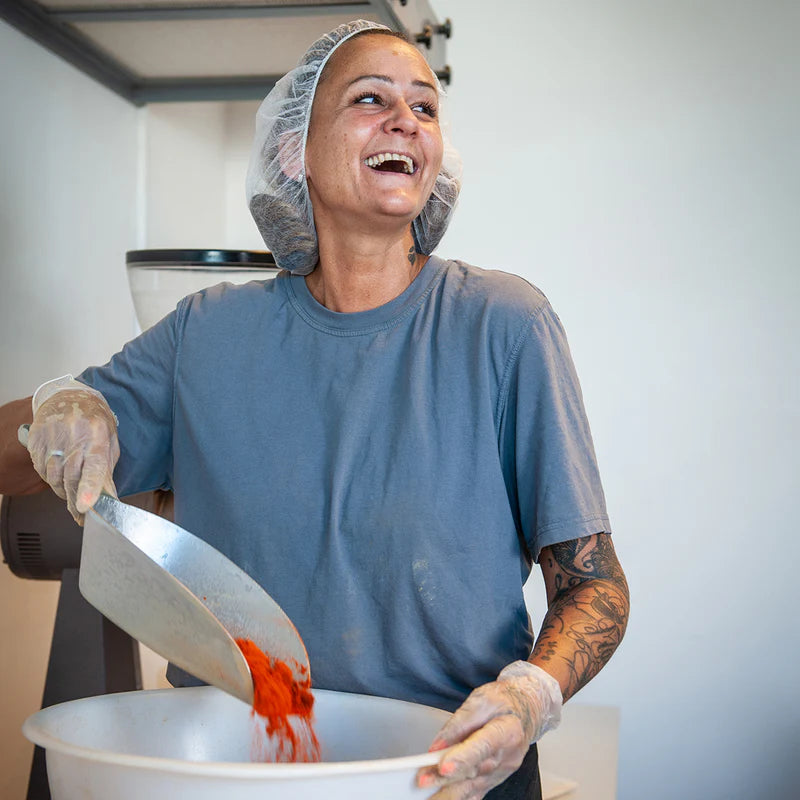 Person lacht beim Kochen.