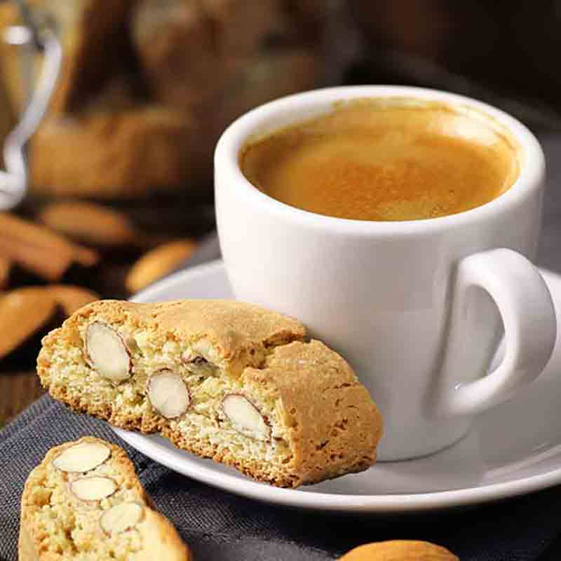 Espresso mit Cantuccini und Mandeln.