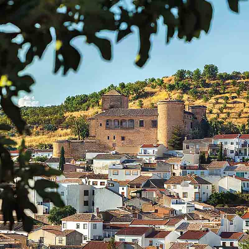 Mittelalterliche Burg im Privatbesitz der Familie Vano und Namensgeber für das Olivenöl