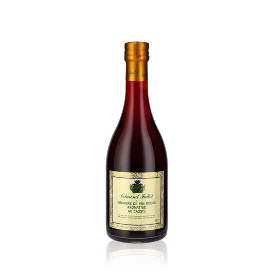 Fallot Rotweinessig mit Cassis Flasche vor schwarzem Hintergrund.