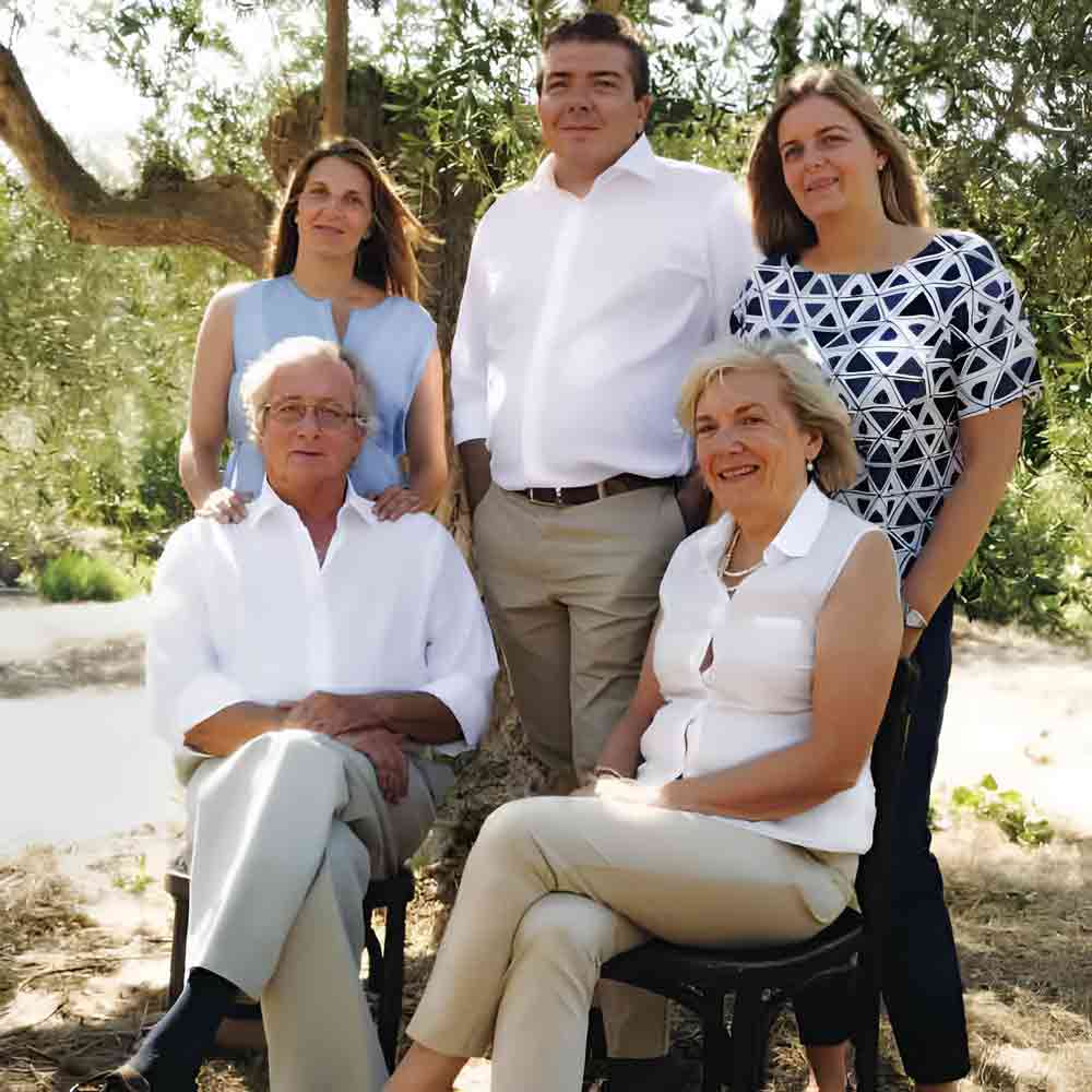 Fünf Personen unter Olivenbaum.