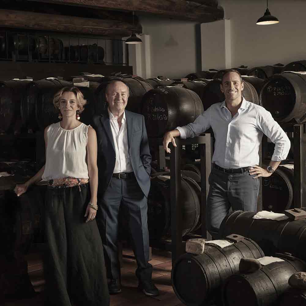 Drei Personen in Weinkeller.