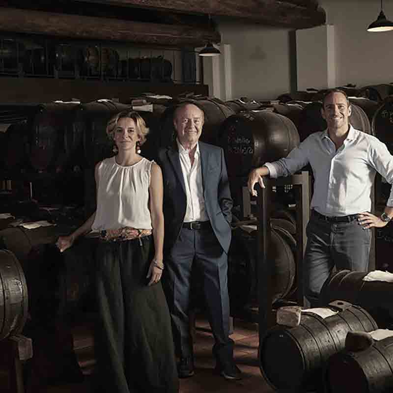 Die Hersteller der Acetaia Giuseppe Giusti, umgeben von sehr alten Holzfässern in Modena.