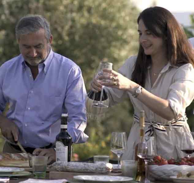 Menschen bei Feinkost-Verkostung draußen.