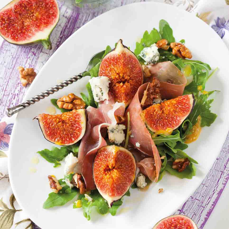 Feigensalat mit Prosciutto, Rucola, Walnüssen und Blauschimmelkäse.