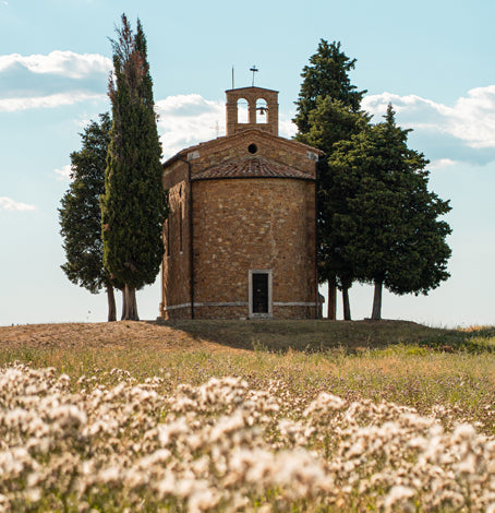 Kleine Kapelle mit Zypressen, Landschaft.