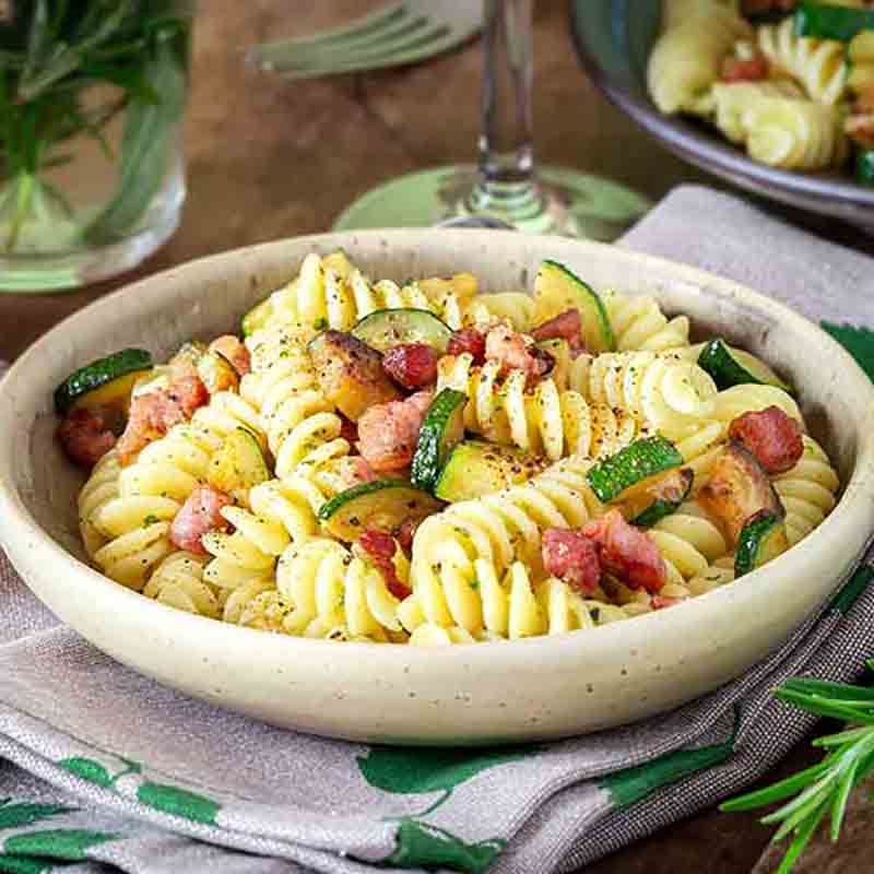 Fusilli mit Zucchini und Speck.