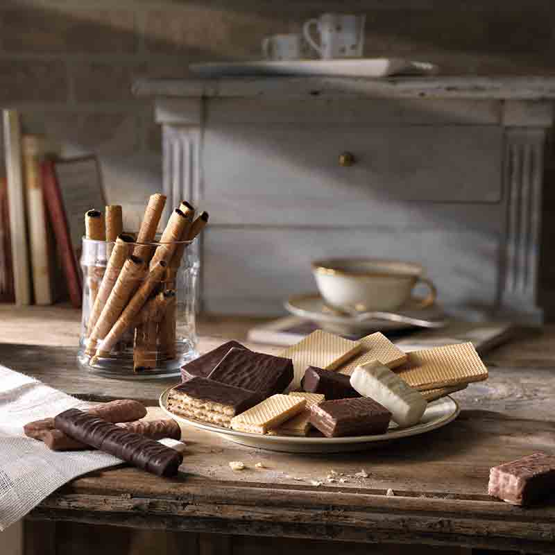 Waffeln und Kekse auf Tisch.