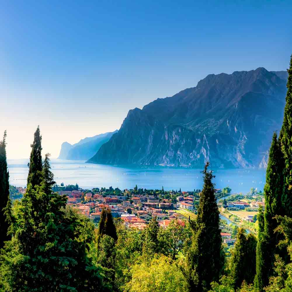 Blick auf Gardasee und Berge.