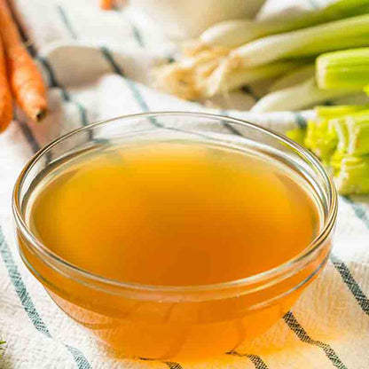 Schüssel mit klarer Gemüsebrühe.