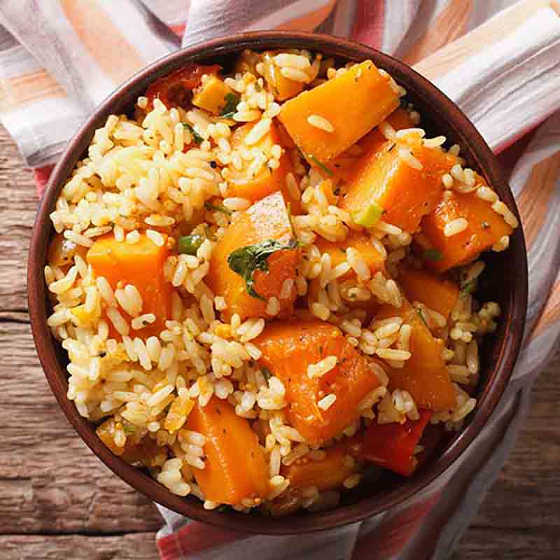 Gemüserisotto in einer Schüssel.