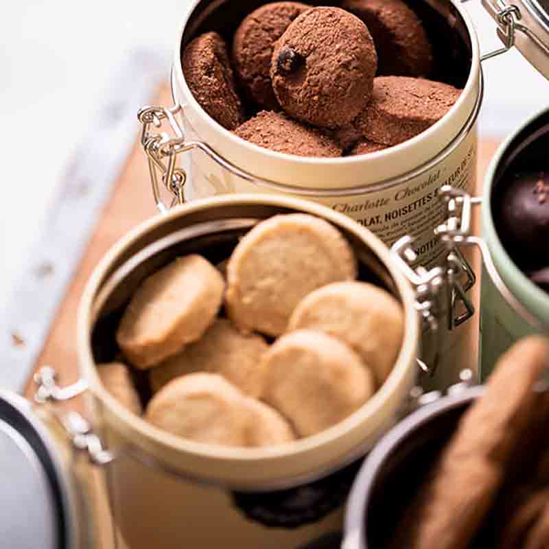 Kekse in offenen Dosen, Nahaufnahme, verschiedene Sorten sichtbar.