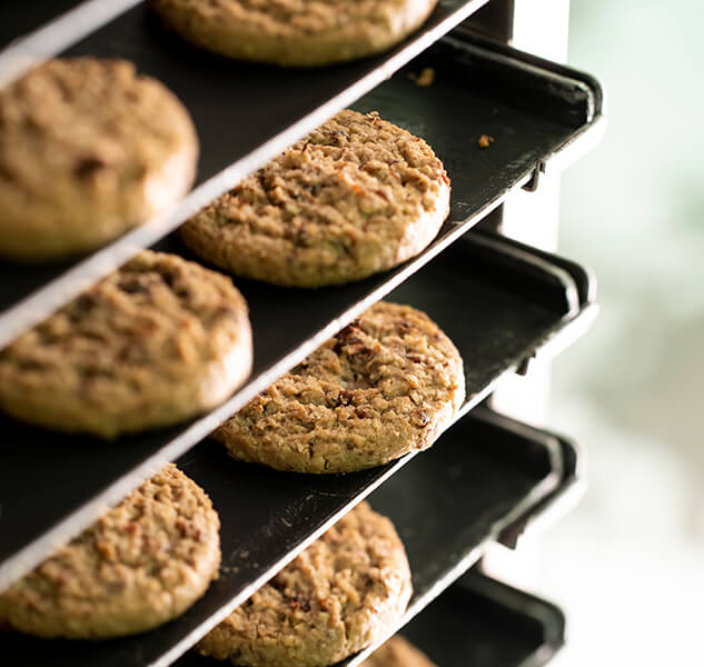 Kekse auf Backblechen im Ofen.