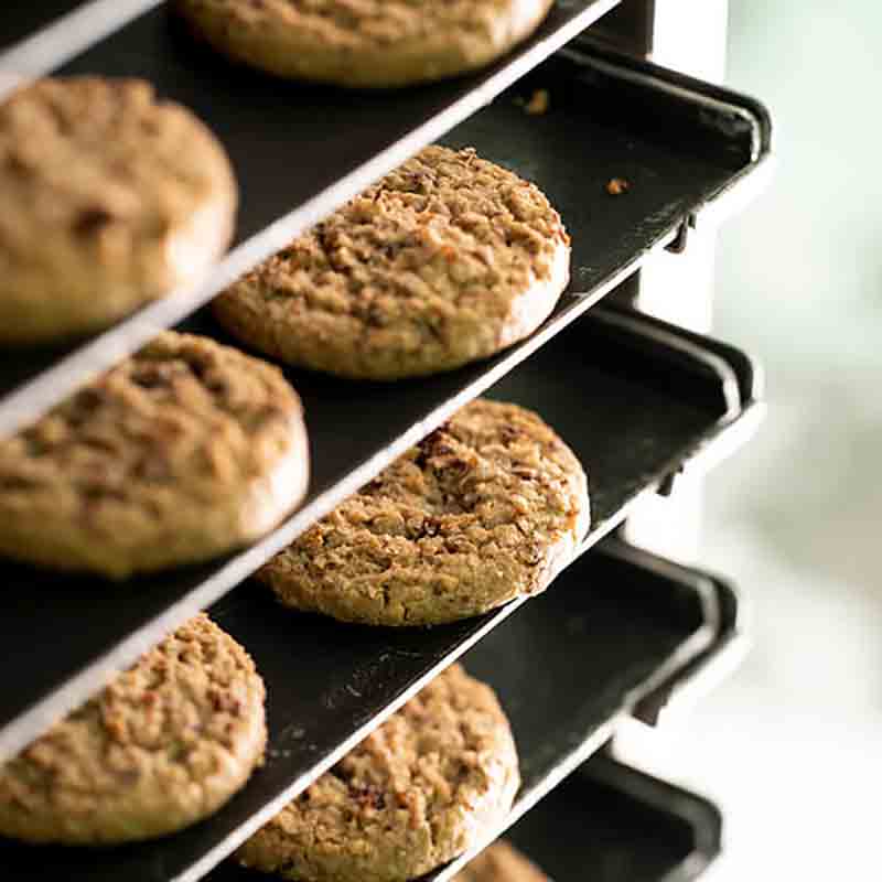 Kekse auf Backblechen im Ofen.