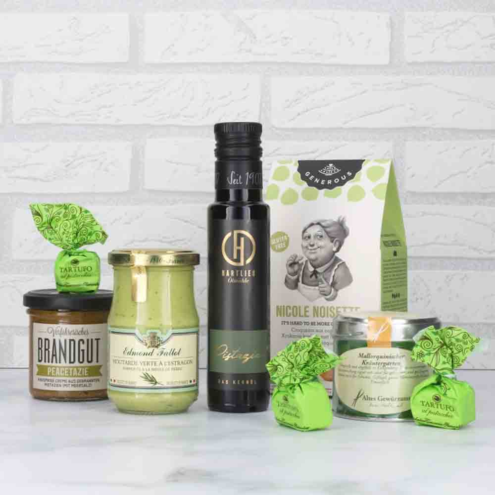 Geschenkset mit Olivenöl, Essig, Nussöl, Feinkost und Wein.