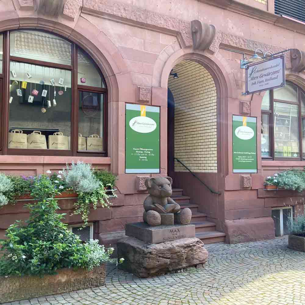 Feinkostladen mit Olivenöl, Essig, Nussöl, Wein und Geschenken.