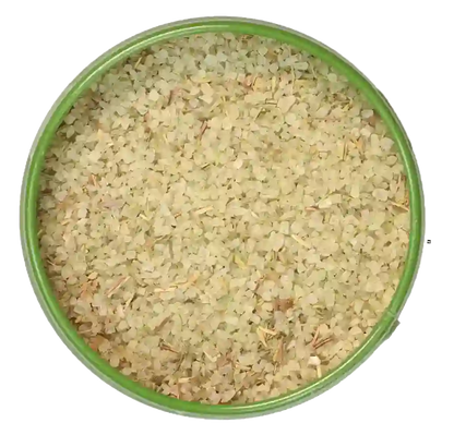 Blick auf die offene Gewürz-Dose mit Kräuter Gewürzsalz