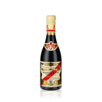 Giuseppe Giusti Aceto Balsamico Flasche auf schwarzem Hintergrund.