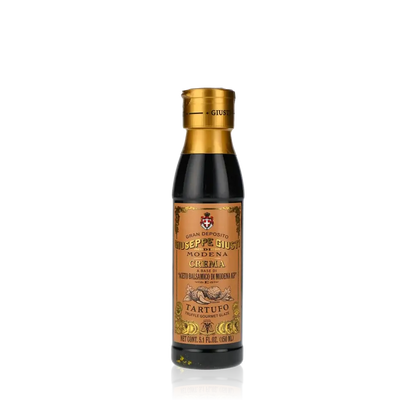 Giuseppe Giusti Crema Trüffel Balsamicocreme Flasche vor schwarzem Hintergrund.