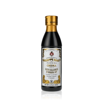 Giuseppe Giusti Balsamico-Creme Flasche auf schwarzem Hintergrund.
