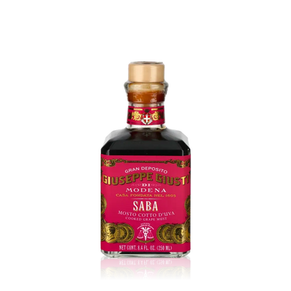 Flasche Giuseppe Giusti Saba Balsamico-Essig vor schwarzem Hintergrund.