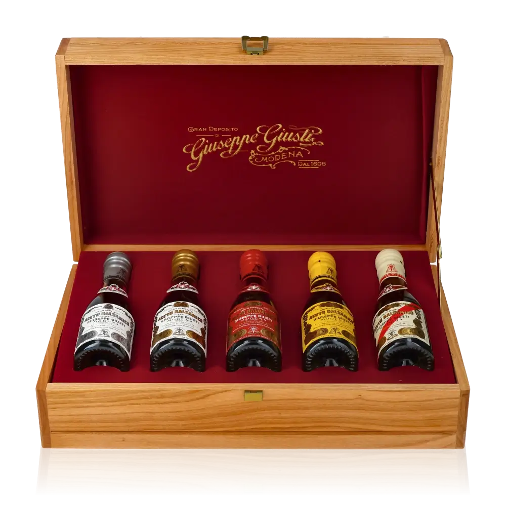 Geschenkbox mit fünf Giuseppe Giusti Balsamessigflaschen.