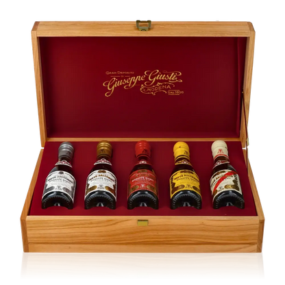 Geschenkbox mit fünf Giuseppe Giusti Balsamessigflaschen.