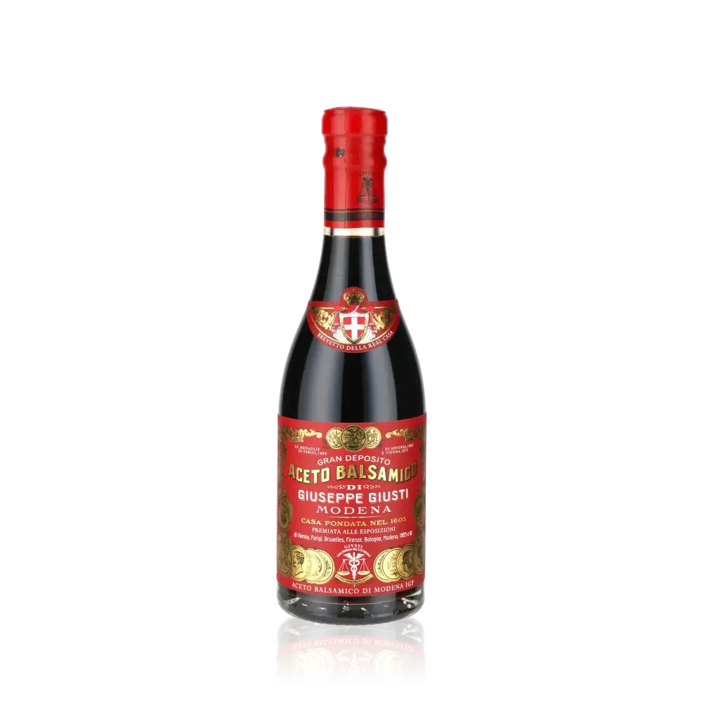 Giuseppe Giusti Aceto Balsamico Flasche vor schwarzem Hintergrund.