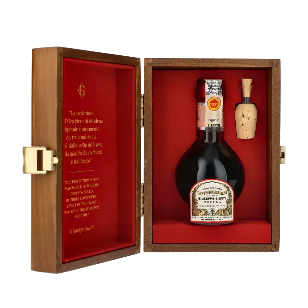 Giuseppe Giusti Balsamico in Holzkiste mit Korken.