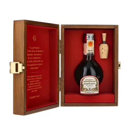 Giuseppe Giusti Balsamico in Holzkiste mit Korken.