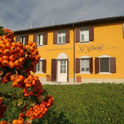 Firmengebäude der Acetia Giuseppe Giusti im schönen warmen gelb.