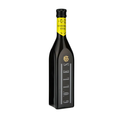 Gölles Weißweinessig Flasche auf schwarzem Hintergrund.