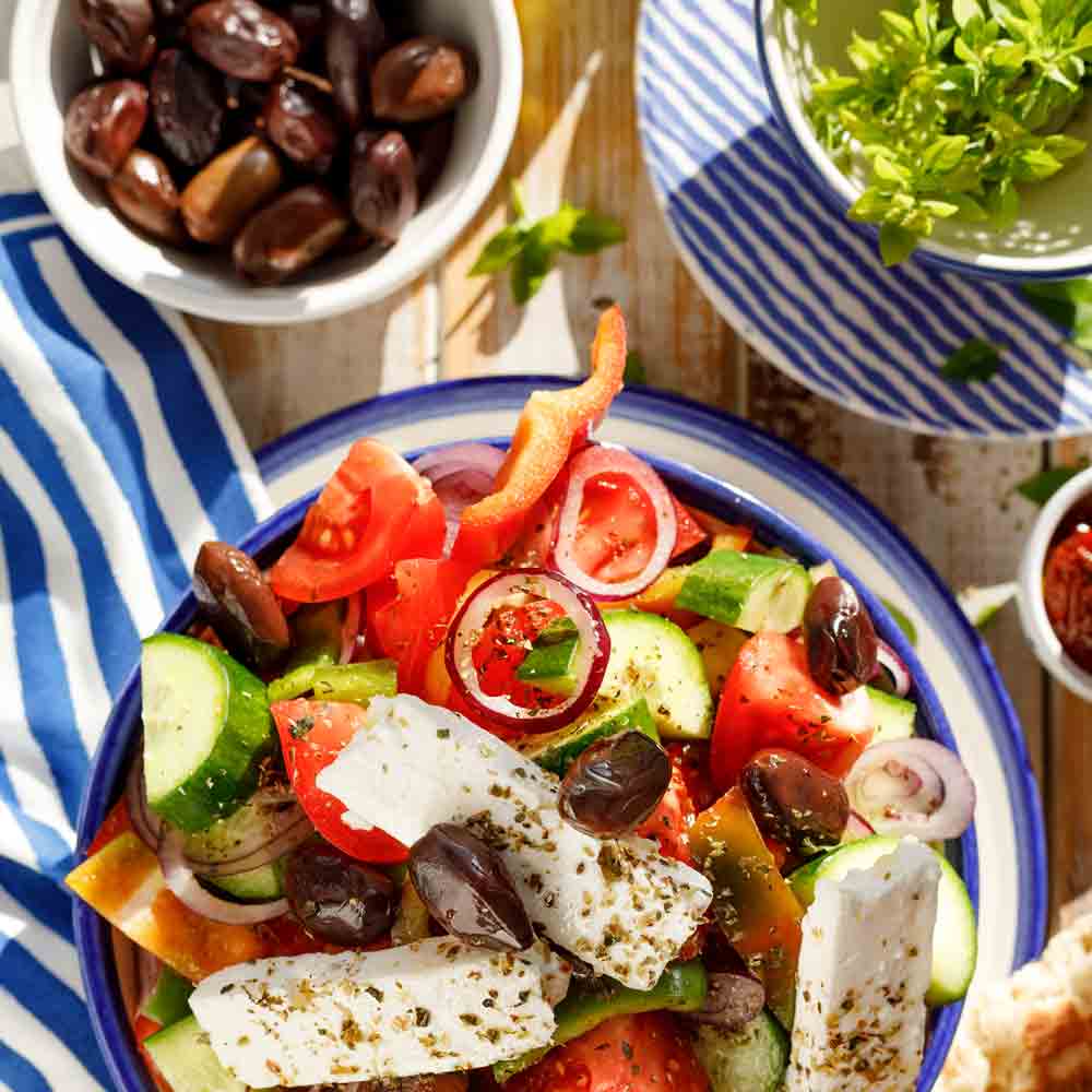 Griechischer Salat mit Oliven, Feta und frischen Zutaten.