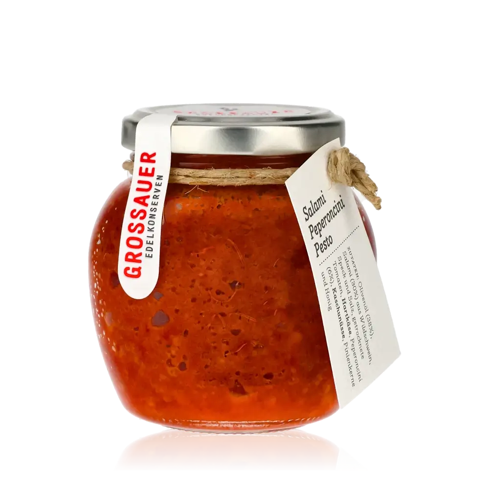 Glas mit Grossauer Salami Peperoncino Pesto und Etikett.