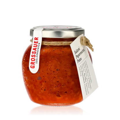 Glas mit Grossauer Salami Peperoncino Pesto und Etikett.