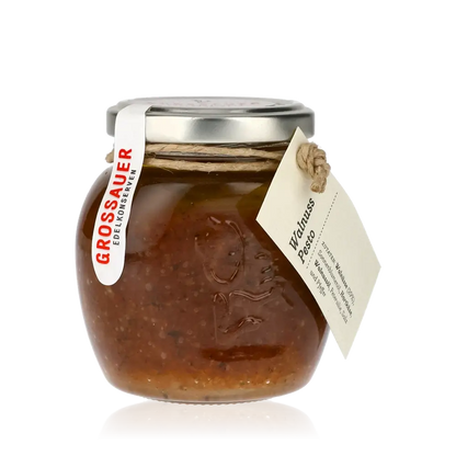 Glas Walnusspesto von Grossauer mit Etikett und Deckel.