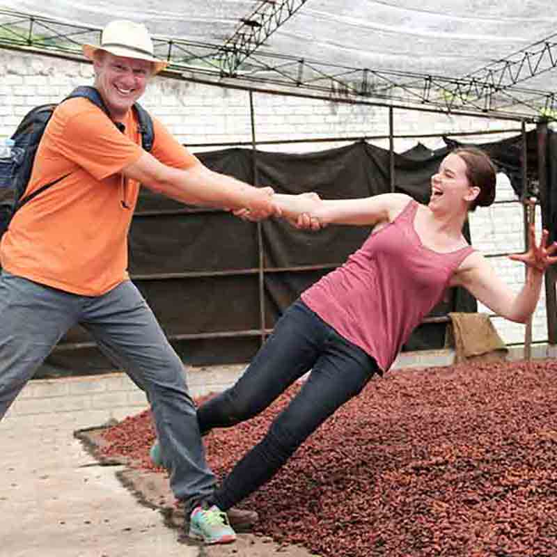 Zwei lachende Menschen, Hand in Hand.